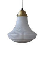 Bild in der Galerieansicht laden, Opalglas Pendelleuchte - Vintage Milchglas &amp; geripptes Design für elegante Räume
