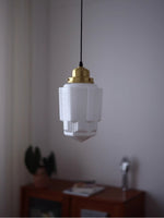 Bild in der Galerieansicht laden, Opalglas Pendelleuchte – Vintage Milchglas Pendelleuchte mit Messingakzent
