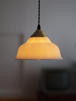 Bild in der Galerieansicht laden, Opalglas Pendelleuchte - Vintage Milchglas &amp; geripptes Design für elegante Räume

