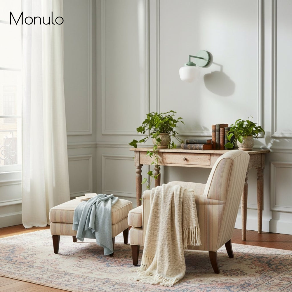 Pantalla elegante de cristal opalino con luz ambiental suave para una iluminación con estilo en baños y pasillos.