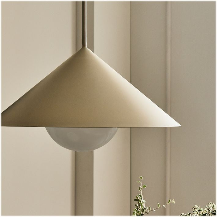 Lámpara colgante cónica de metal Brivana: diseño minimalista moderno para comedores