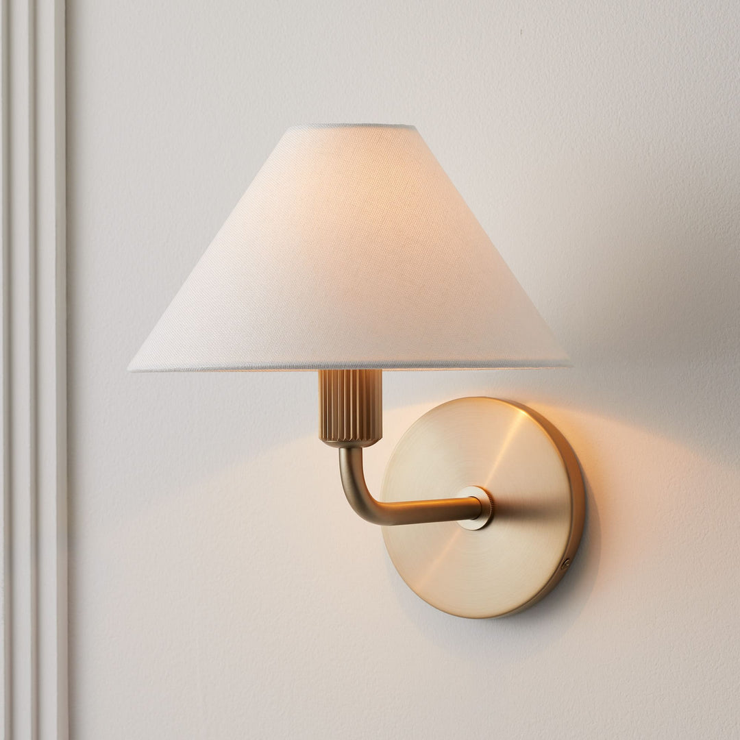 Aplique de pared Diora: moderna lámpara de latón con elegante pantalla