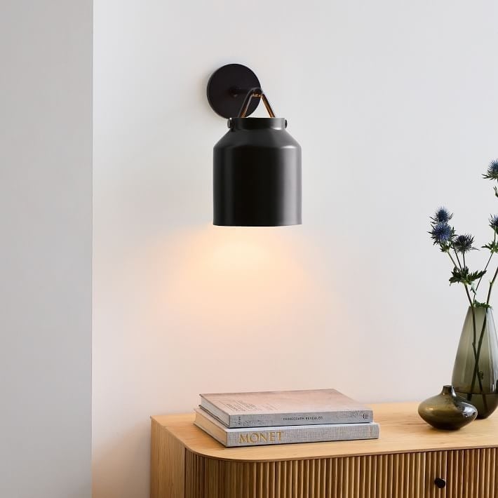 Applique minimaliste Hanton – Applique vintage en verre laiteux et accents métalliques 