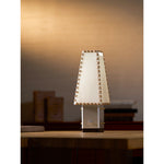 Charger l'image dans la visionneuse de galerie, Lampe de table géométrique moderne en métal – Abat-jour en parchemin pour éclairage de table de nuit