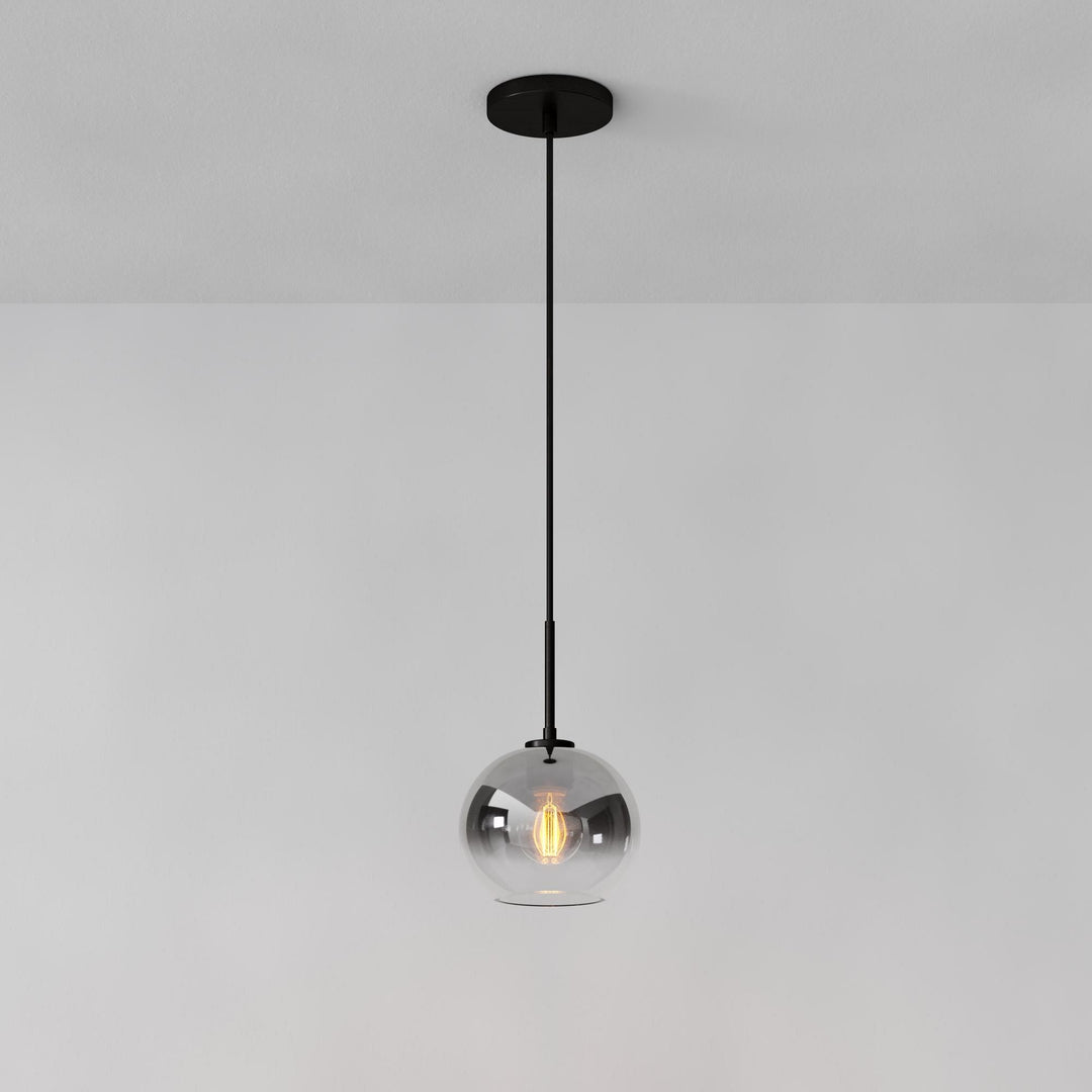 Lámpara colgante Selvion con forma de globo escultural: moderna lámpara colgante de cristal con un diseño elegante.