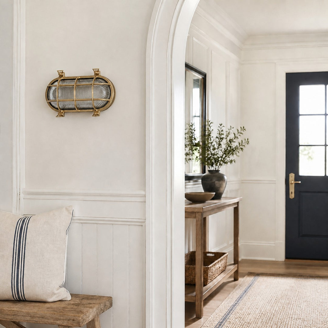 Aplique de pared Ivoran Bulkhead - Luz industrial vintage de vidrio con jaula de latón para exteriores y baño