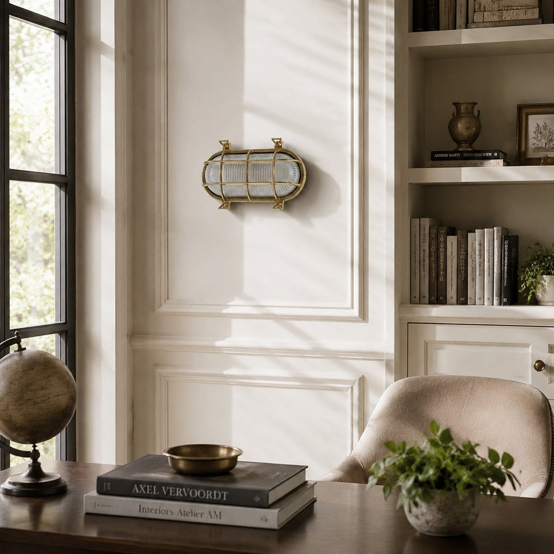 Aplique de pared Ivoran Bulkhead - Luz industrial vintage de vidrio con jaula de latón para exteriores y baño