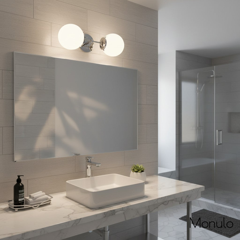 Applique murale de salle de bain Lumio Globe en verre opale – Style moderne du milieu du siècle
