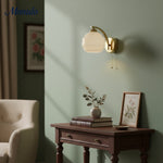 Cargar imagen en el visor de la Galería, Aplique de pared Bauhaus con globo de ópalo Capigia: luz minimalista vintage para dormitorio o pasillo 