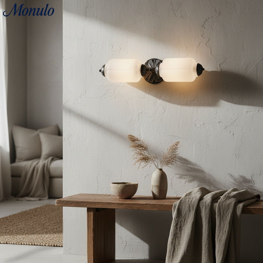 Aplique de pared Eloise vintage de vidrio lechoso festoneado: iluminación de acento moderna para baño y dormitorio