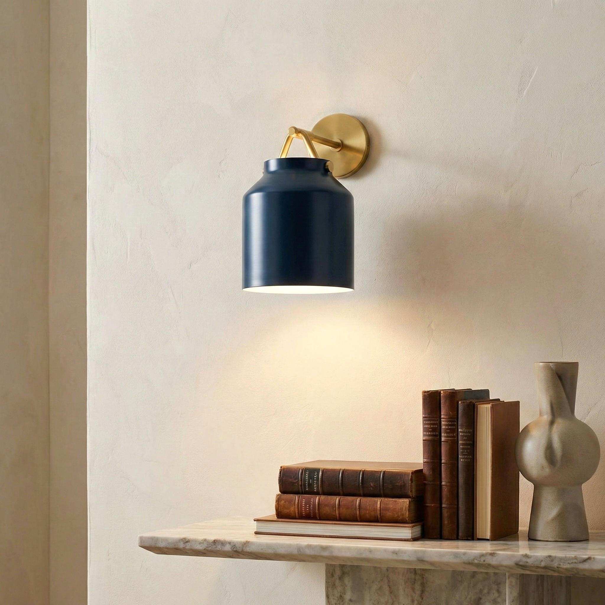 Hanton Minimalistische Wandleuchte – Vintage Milchglas-Wandleuchte mit Metallakzent