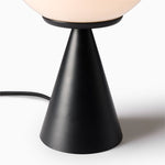 Cargar imagen en el visor de la Galería, Lámpara de mesa moderna Ulvara: globo de cristal y base cónica para un dormitorio luminoso.

