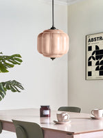 Bild in der Galerieansicht laden, Amerikanisches Vintage Cream Glass Shade Shaped Eloise Kronleuchter
