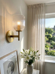 Aplique de Pared de Vidrio Acanalado Bravira Acabado en Latón - Iluminación para Salón y Pasillo