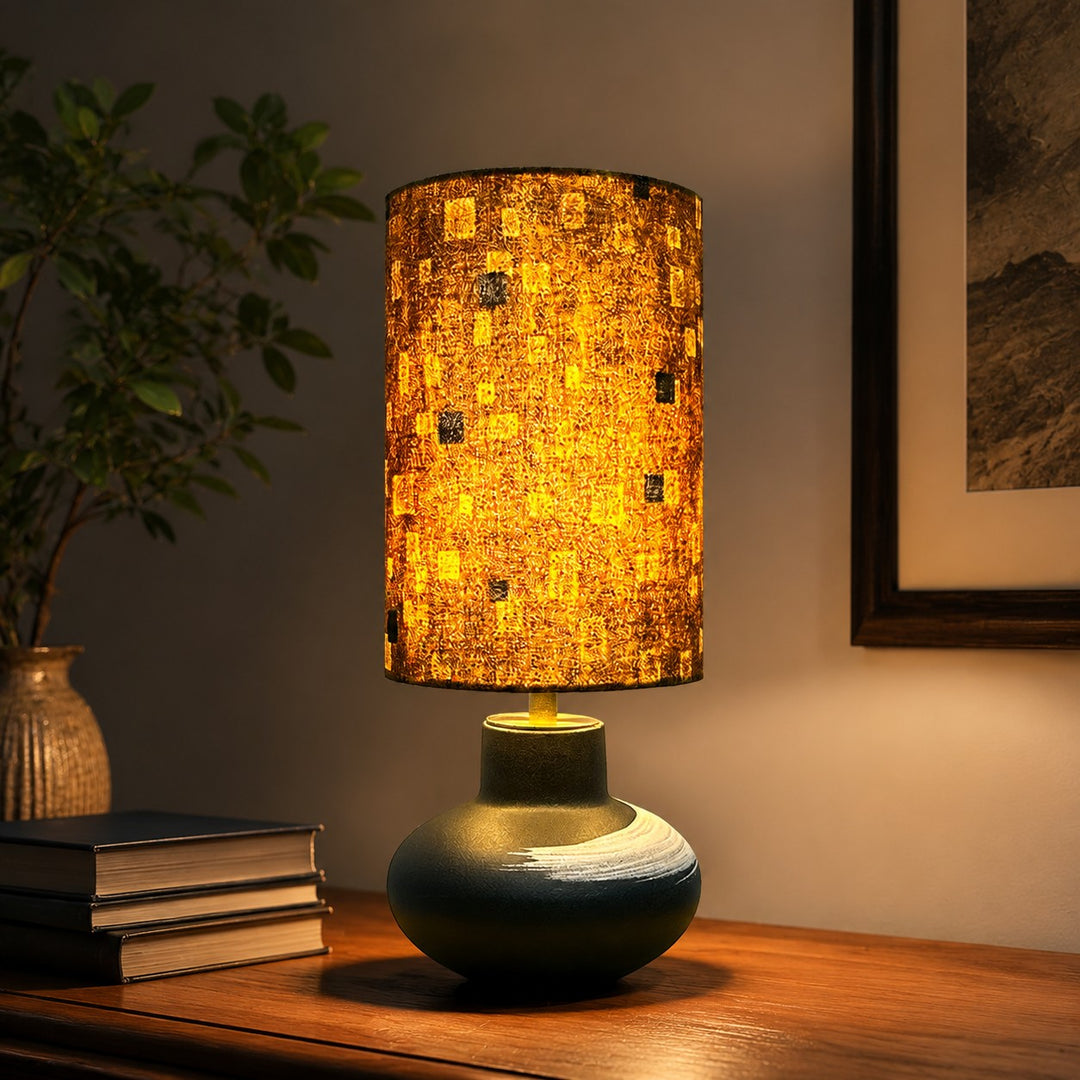 Lampe de table en céramique faite à la main avec abat-jour en tissu moucheté