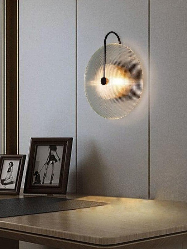 Moderne Glas-Wandleuchte – Gerippte Glasleuchte mit Scheiben-Wandhalterung