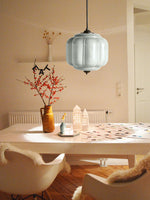 Bild in der Galerieansicht laden, Amerikanisches Vintage Cream Glass Shade Shaped Eloise Kronleuchter
