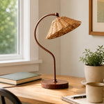 Charger l'image dans la visionneuse de galerie, Lampe de table avec abat-jour en rotin tressé à la main et structure métallique courbée