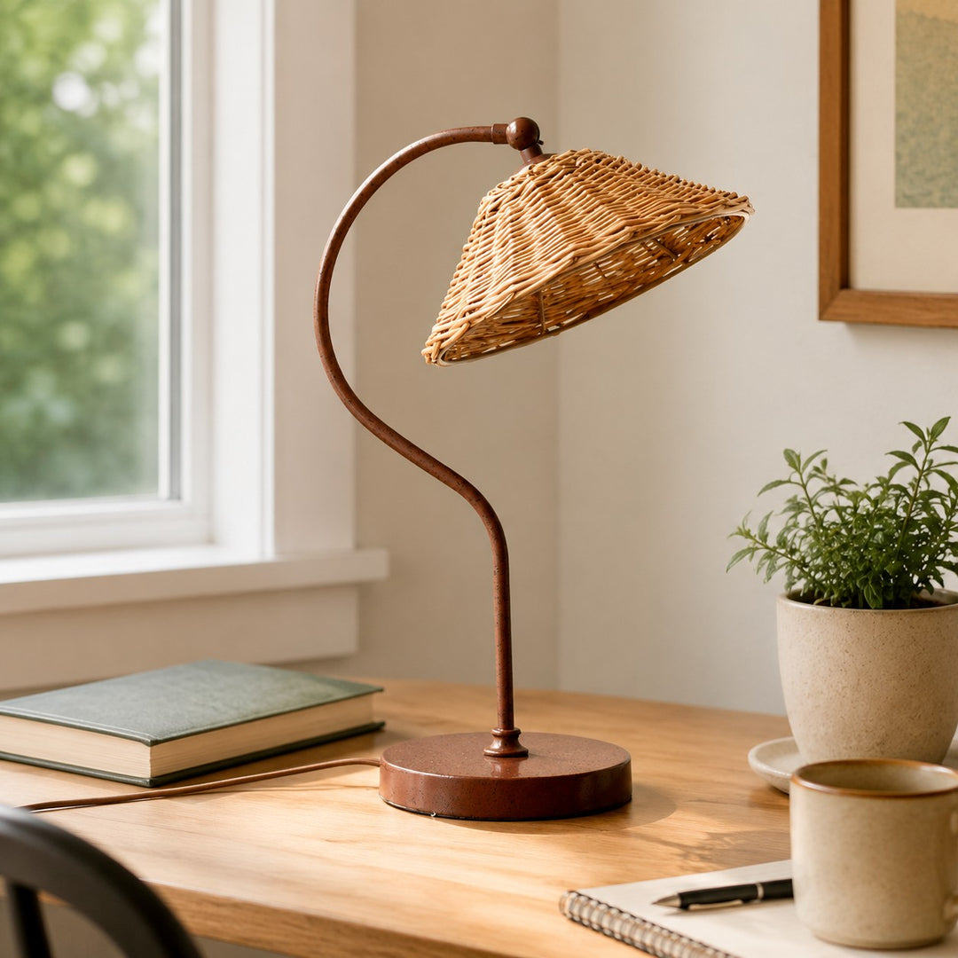 Lampe de table avec abat-jour en rotin tressé à la main et structure métallique courbée