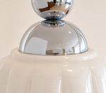 Bild in Gallery-Viewer laden, Close view of polished metal pendant hardware