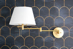 Cargar imagen en el visor de la Galería, Aplique de pared estilo escuela Ornato Luxe de latón - Lámpara de pared Art Déco con pantalla de vidrio blanco
