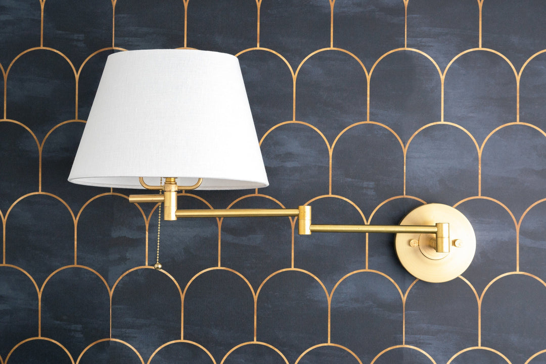 Aplique de pared estilo escuela Ornato Luxe de latón - Lámpara de pared Art Déco con pantalla de vidrio blanco