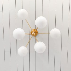 Lámparas de araña de latón y vidrio lechoso Alessora: ideales para espacios exteriores cubiertos 