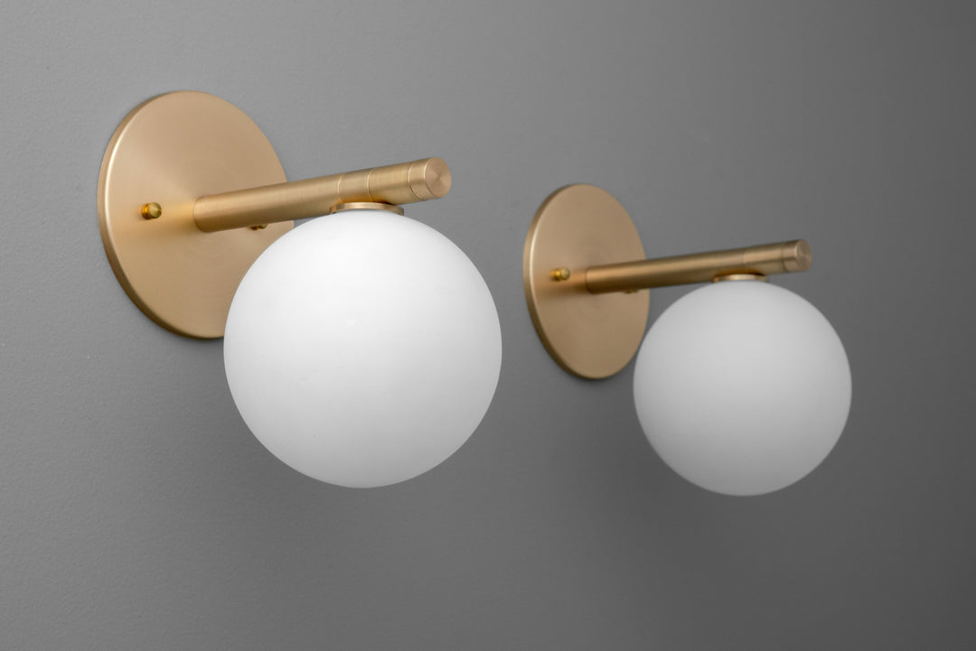 Glorica Glass Minimalist Metal and Glass Wall Sconce – Elegant Decorative Light Fixture for Living Rooms and Hallways