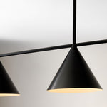 Cargar imagen en el visor de la Galería, Lámpara de araña de metal con pantalla cónica Brivana: lámpara de comedor minimalista lineal
