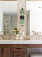 Cargar imagen en el visor de la Galería, Aplique de pared horizontal Eloise de cristal vintage americano con forma de farol
