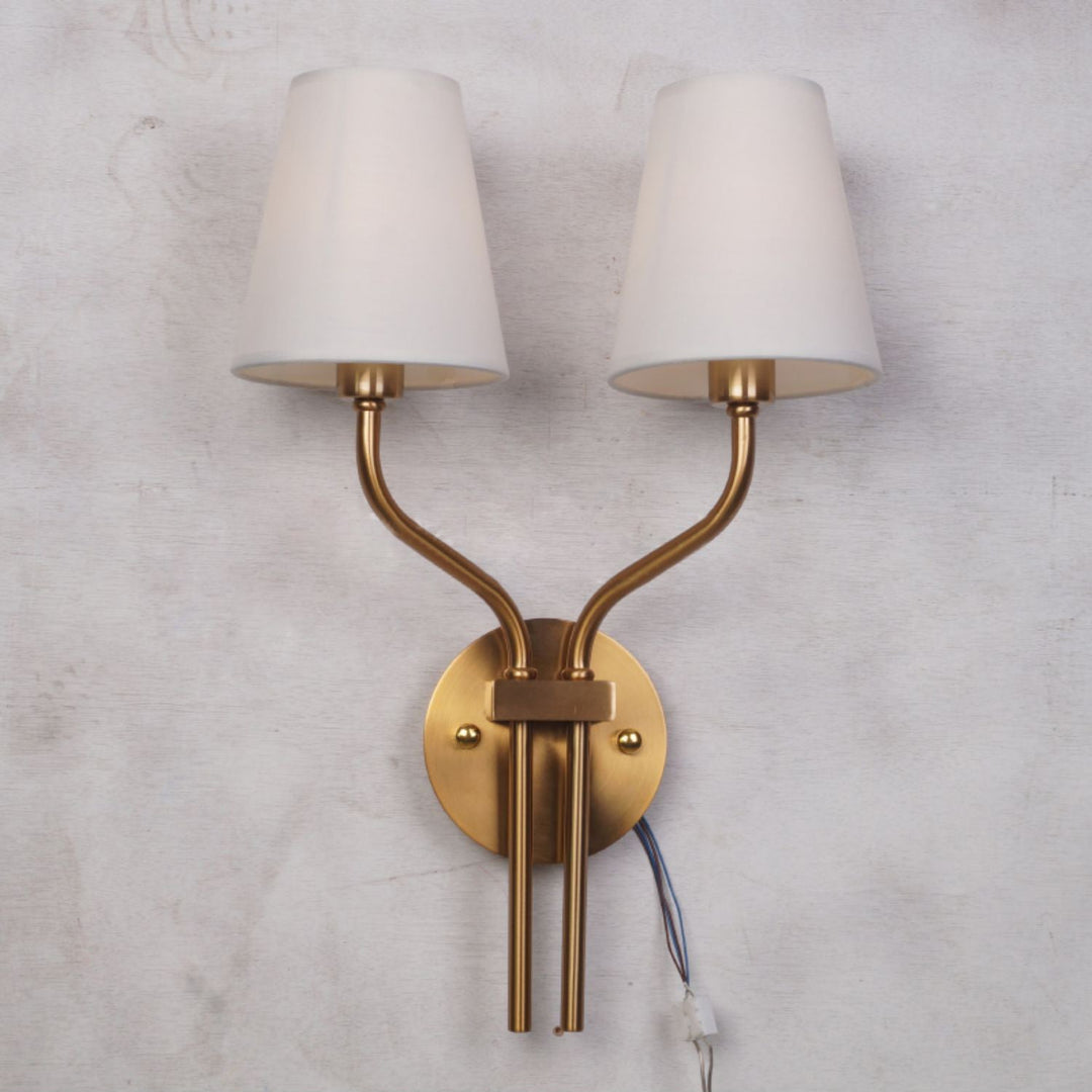 Hotel-inspirierte, goldbeschichtete Doppelkopf-Wandleuchte für das Schlafzimmer