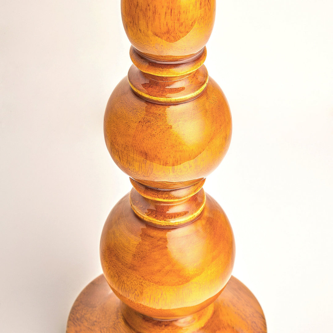 Lampe de table sculpturale Grainora avec base en grain de bois naturel et abat-jour en tissu pour intérieurs chaleureux