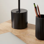 Cargar imagen en el visor de la Galería, Lámpara de mesa LED de madera lineal moderna Moss: giratoria y ajustable, carga USB
