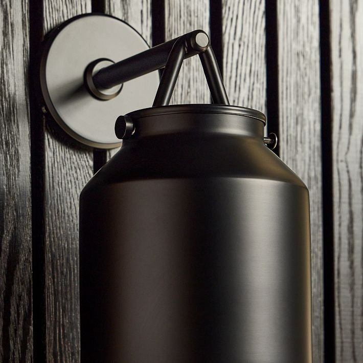 Aplique de pared minimalista para exterior Hanton: aplique industrial de metal mate para espacios modernos