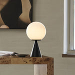 Cargar imagen en el visor de la Galería, Lámpara de mesa moderna Ulvara: globo de cristal y base cónica para un dormitorio luminoso.
