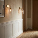 Charger l'image dans la visionneuse de galerie, Applique murale minimaliste Hanton – Applique en verre lait vintage avec accent en métal