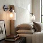 Charger l'image dans la visionneuse de galerie, Applique murale minimaliste Hanton – Applique en verre lait vintage avec accent en métal