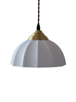 Bild in der Galerieansicht laden, Opalglas Pendelleuchte - Vintage Milchglas &amp; geripptes Design für elegante Räume
