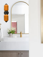Cargar imagen en el visor de la Galería, Aplique de pared horizontal Eloise de cristal vintage americano con forma de farol
