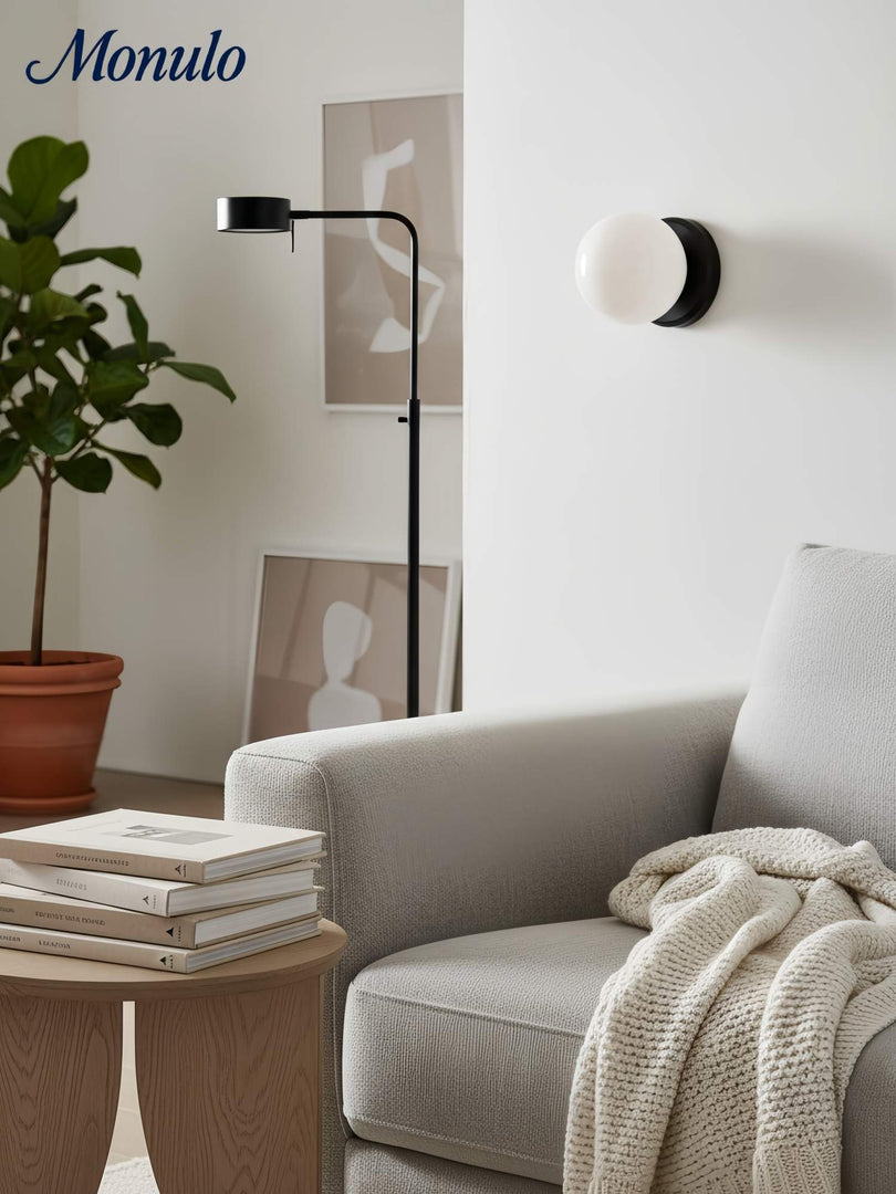 Applique murale compacte Brelia à dos arrondi — Lampe globe contemporaine pour coiffeuse, salon, hôtels