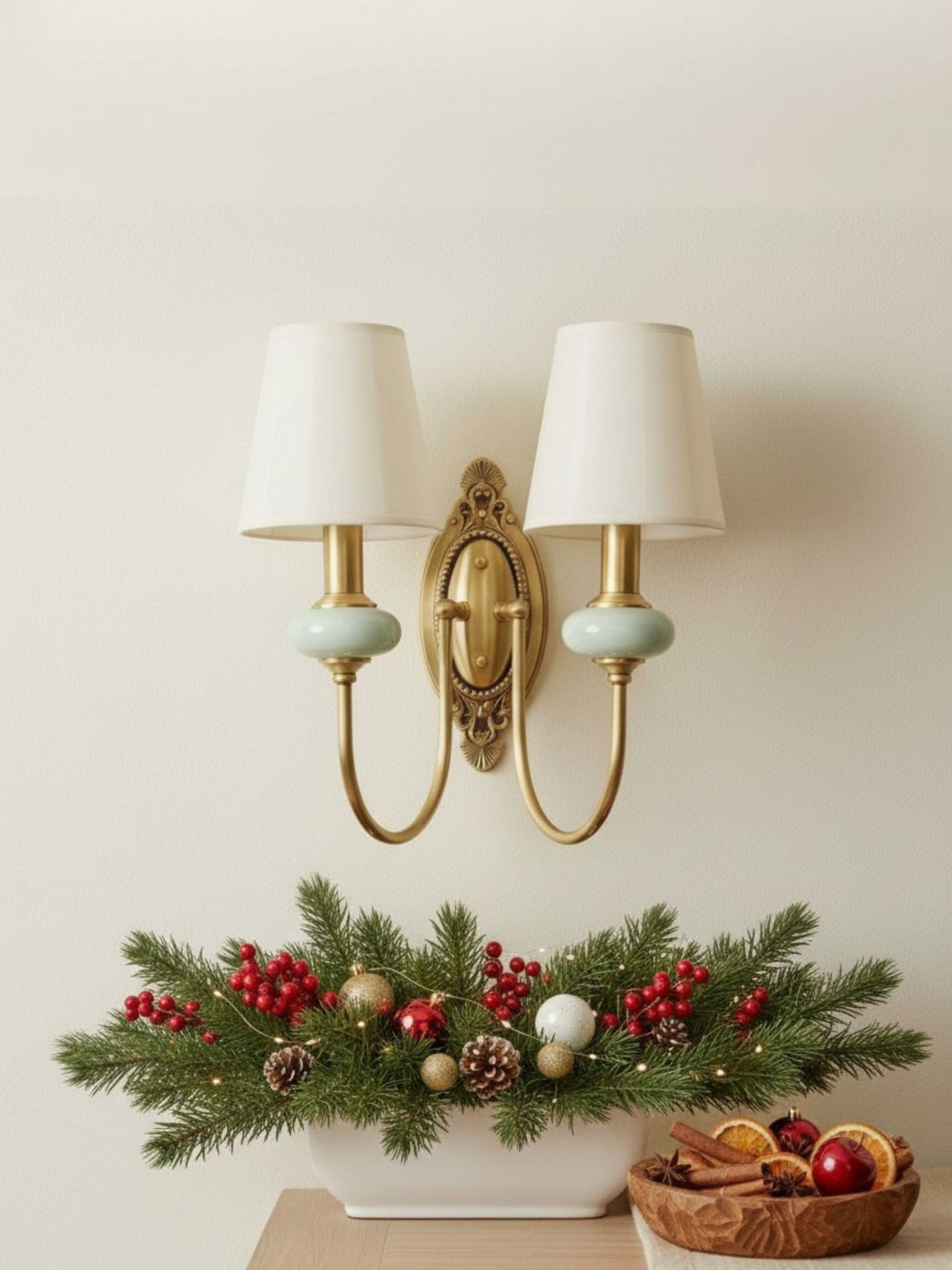 Applique murale Rowan Classic en céramique avec abat-jour en tissu – Idéale pour un couloir ou une chambre.