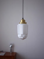 Bild in der Galerieansicht laden, Opalglas Pendelleuchte – Vintage Milchglas Pendelleuchte mit Messingakzent
