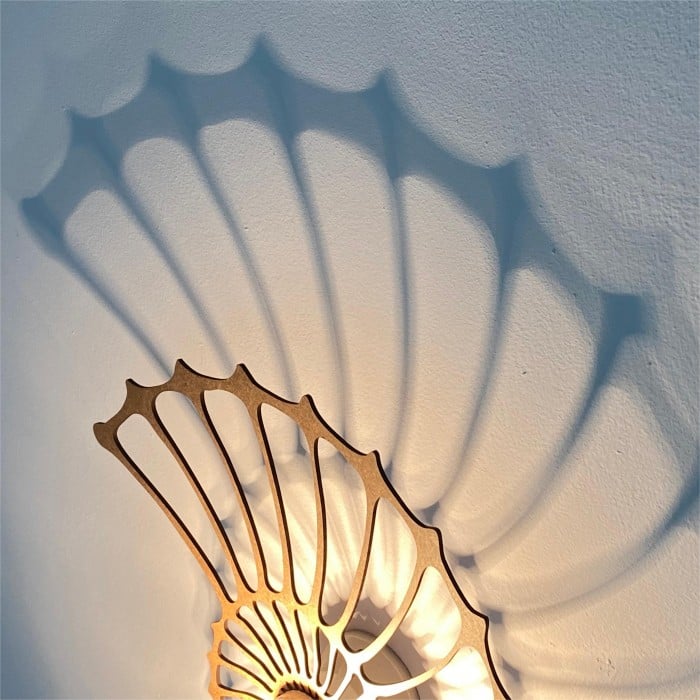 Lámpara de pared moderna con silueta de concha de nautilus Spiralyn - Iluminación para sala de estar