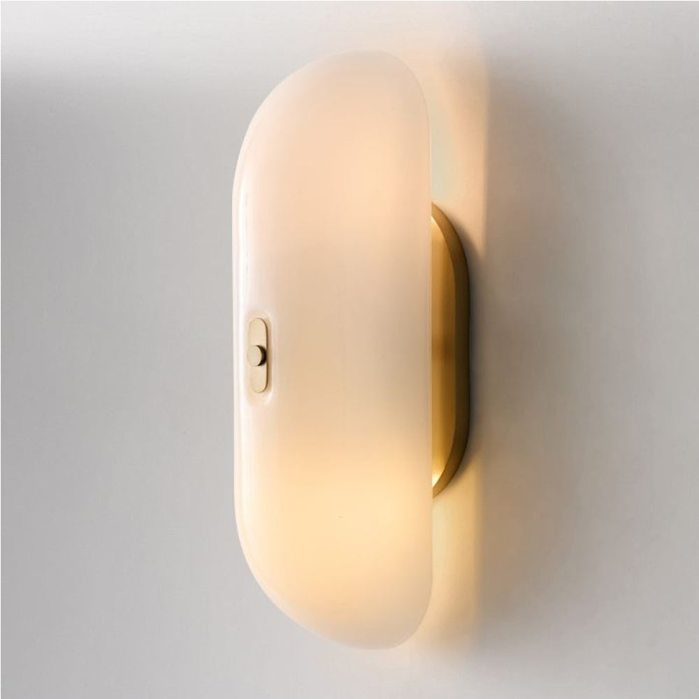 Ferosa Elegante Wandleuchte in Boot-Form – Messing-Finish mit Milchglas Lineardesign