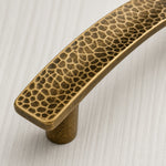 Cargar imagen en el visor de la Galería, Close-up of hammered brass cabinet pull finish
