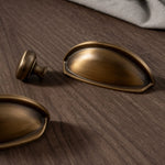 Bild in Gallery-Viewer laden, Cabinet hardware detail