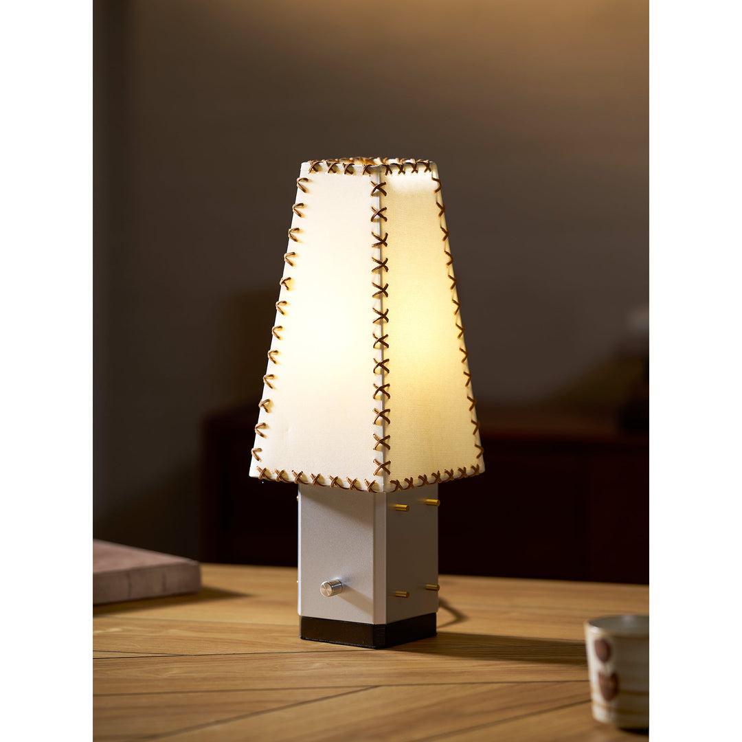 Lampe de table géométrique moderne en métal – Abat-jour en parchemin pour éclairage de table de nuit