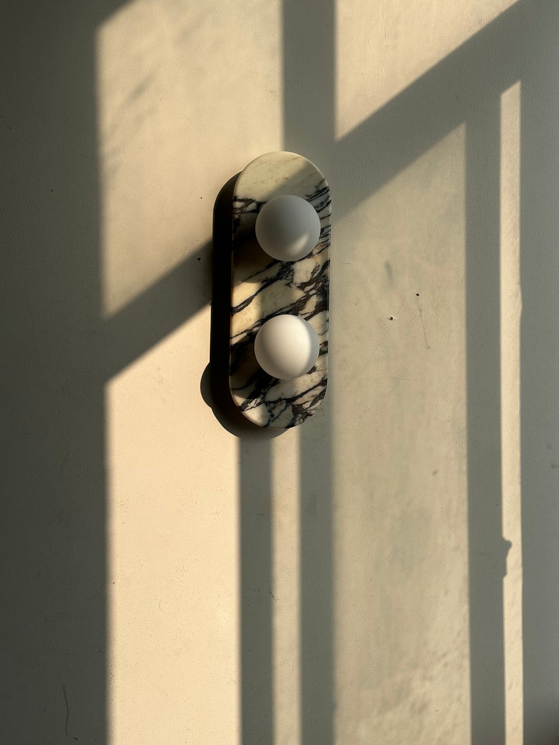 Moderne minimalistische vertikale Wandleuchte mit schlankem Profil für Schlafzimmer-Nachttisch und Akzentbeleuchtung