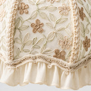 Lampe de table à volants et motifs floraux brodés