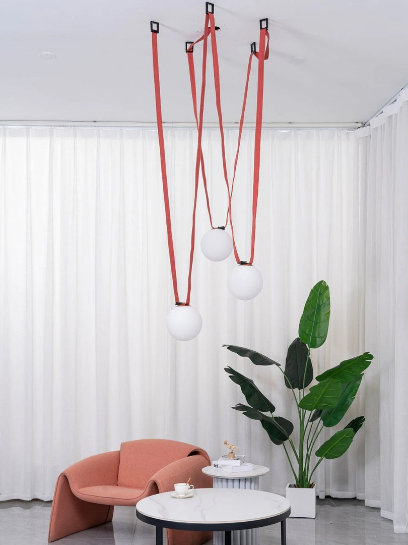 Suspension modulaire au design sculptural en forme de ceinture